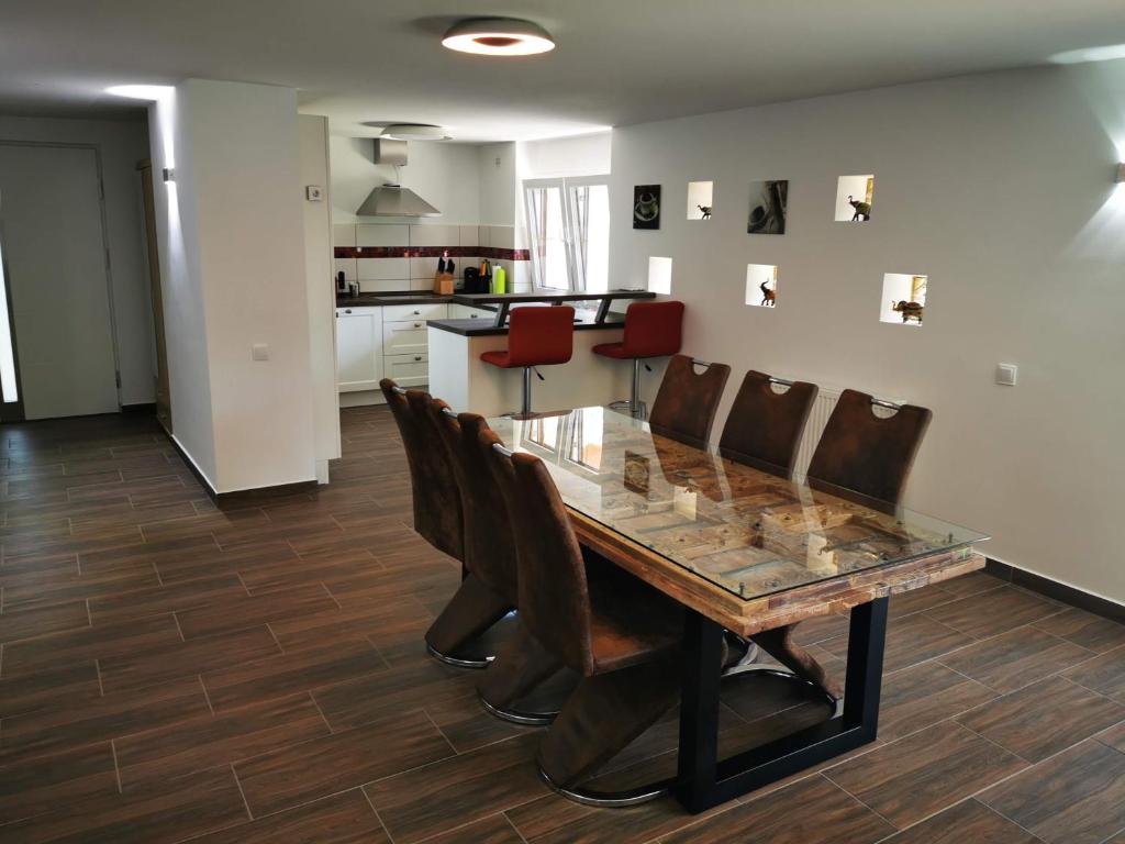 布呂根的住宿－Ferienhaus Oebel in Brüggen，一间设有玻璃桌和椅子的用餐室