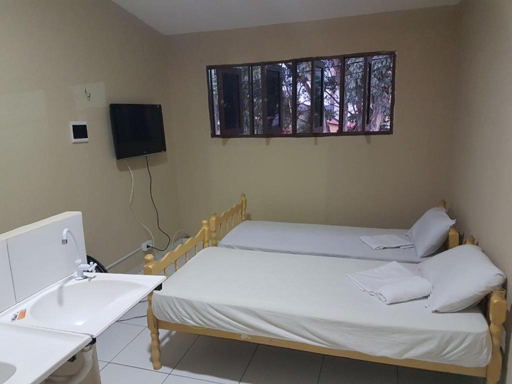 เตียงในห้องที่ Residencial Candelária