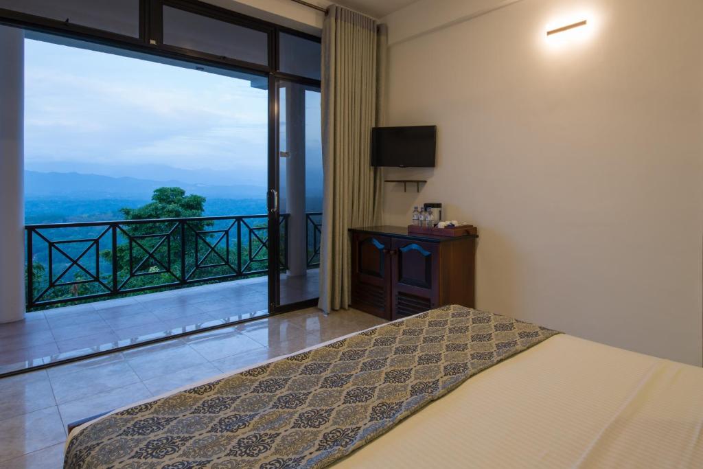 Postel nebo postele na pokoji v ubytování Ceyloni Panorama Resort