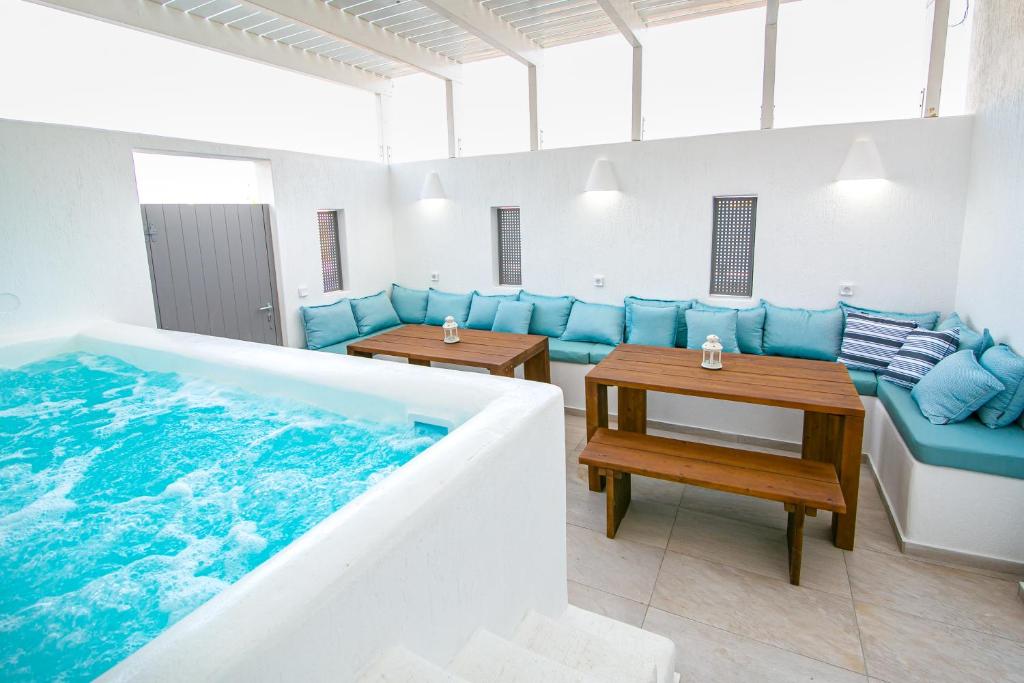 Bazén v ubytování Aegean Melody Suites & Villas nebo v jeho okolí