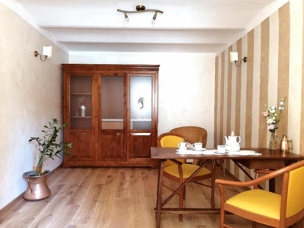 ein Esszimmer mit einem Holztisch und Stühlen in der Unterkunft La Blu in Capracotta