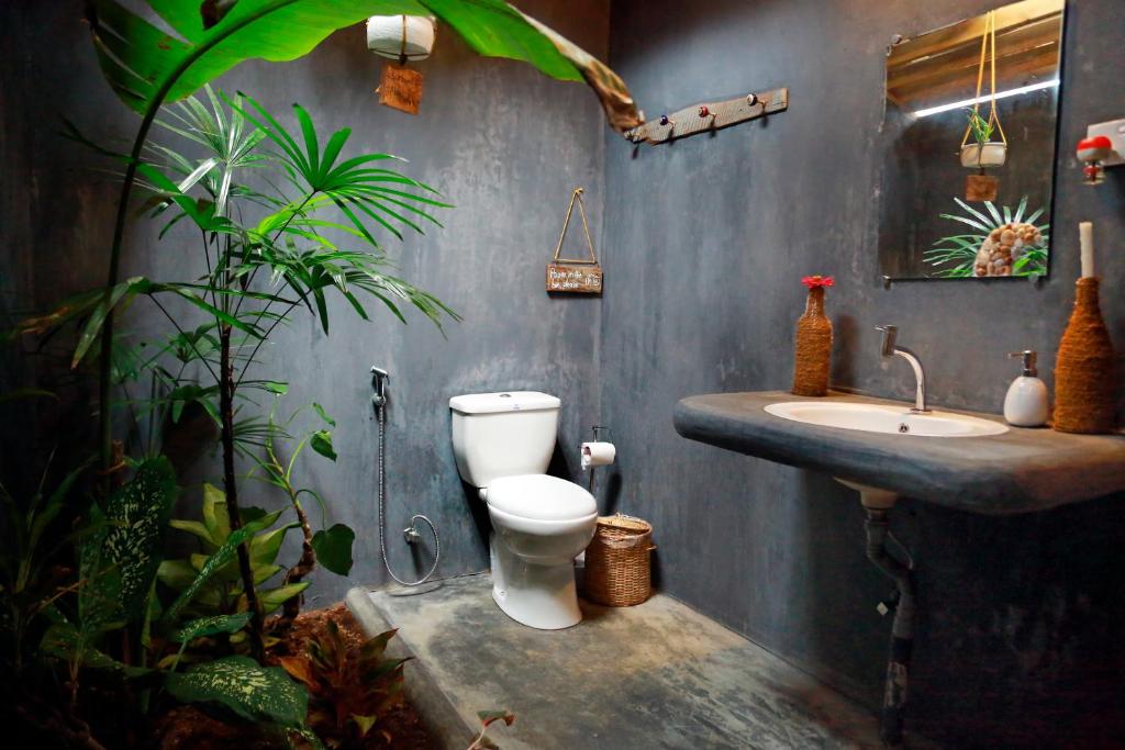 een badkamer met een toilet en een wastafel bij Chez Podi Surf Stay in Mirissa