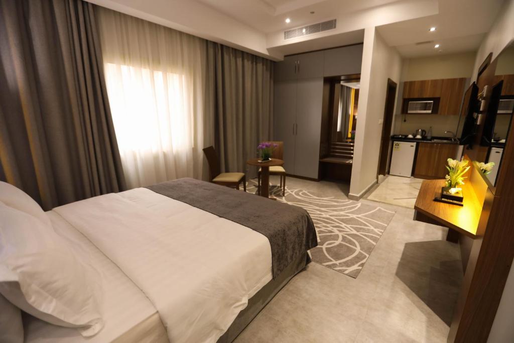 Postel nebo postele na pokoji v ubytování Diamond Tower Hotel