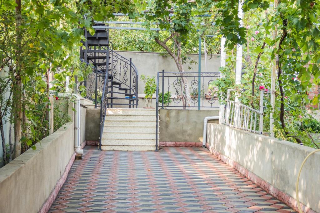 una pasarela con escaleras y una escalera en Apartament Sofia, en Tiflis