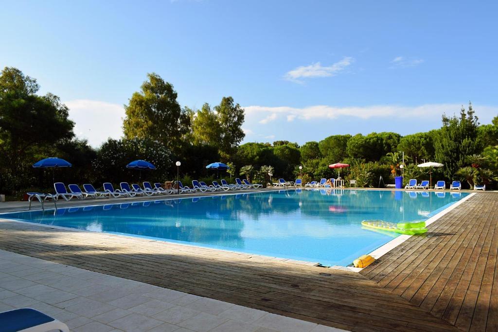 Bazén v ubytování Camping Cala dei Ginepri nebo v jeho okolí