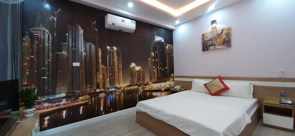 ein Schlafzimmer mit einem großen Wandbild einer Stadt in der Unterkunft SƠN HÀ Motel in Haiphong