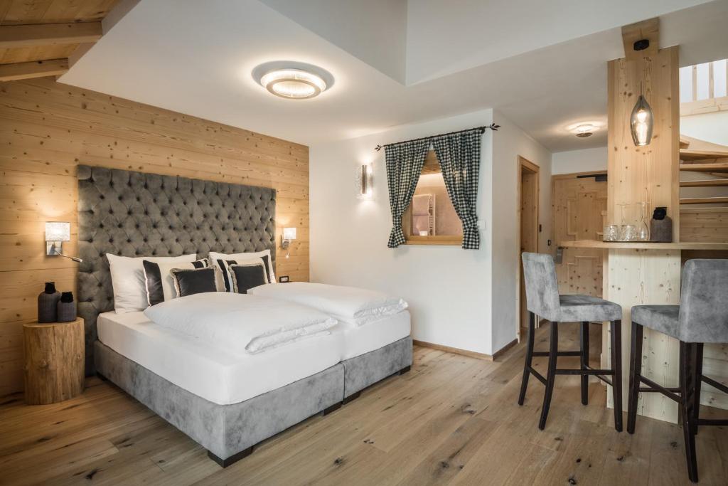 A bed or beds in a room at Alpenhotel Plaza
