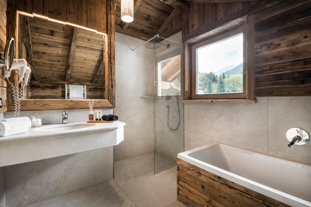 A bathroom at Alpenhotel Plaza