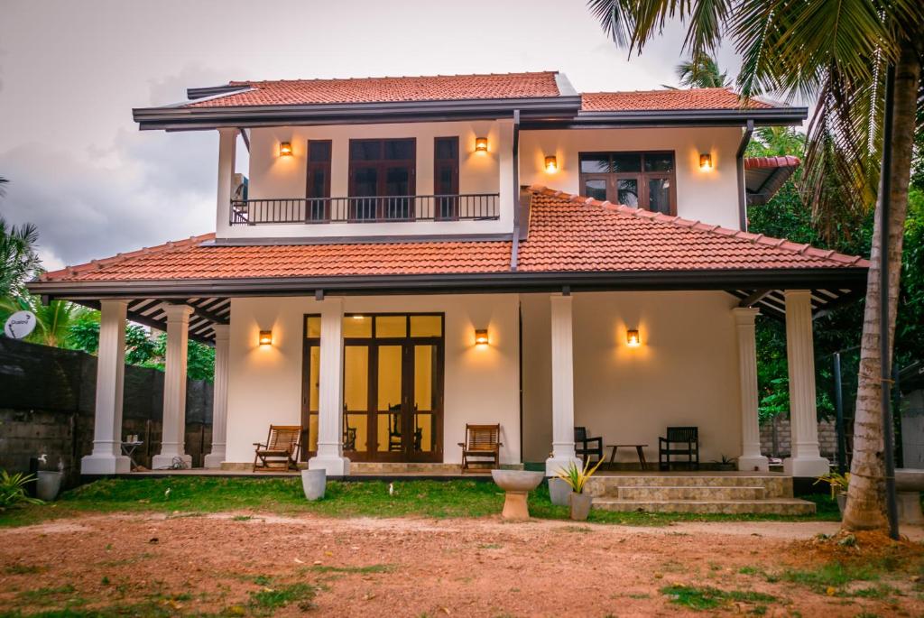 une petite maison blanche avec un toit dans l'établissement BIVORA Villa, à Negombo