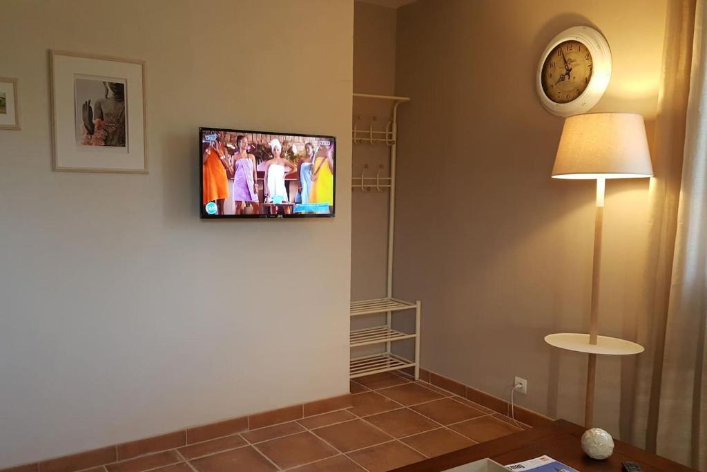 TV a/nebo společenská místnost v ubytování Logement avec piscine, classé 3 étoiles, de 42 m2 tout confort au calme pour un couple