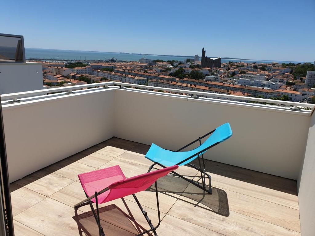 two chairs on a balcony with a view at Le P'tit Benèze in Royan