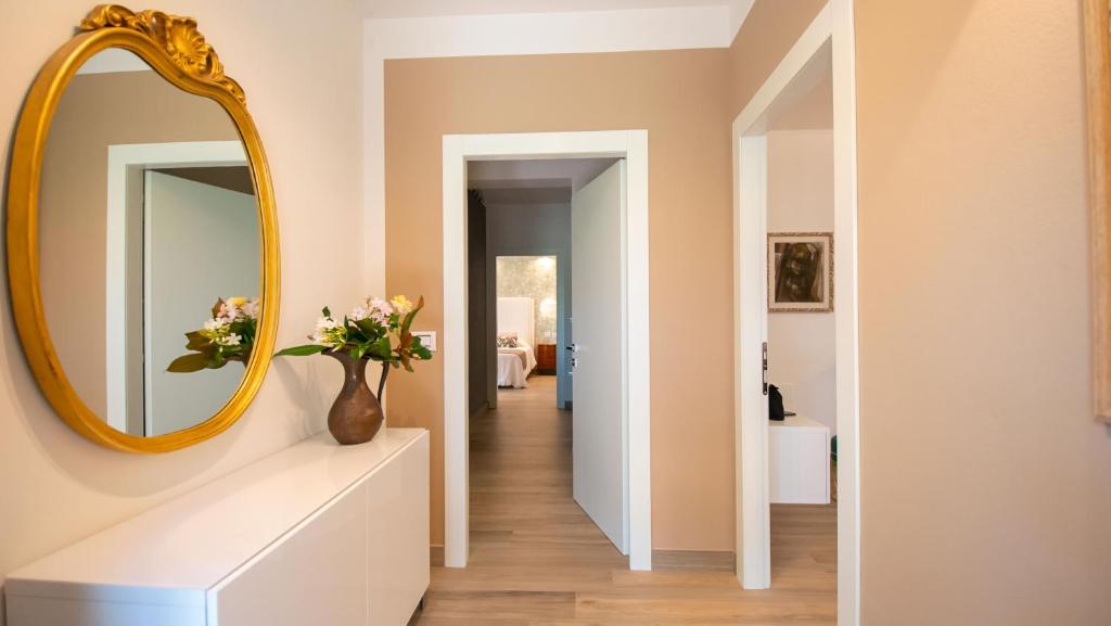 Talamello的住宿－Casa Vacanze Villa Antonietta，走廊上设有镜子和花瓶