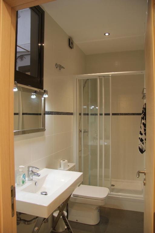 رزرو هتل و هاستل، Hostal Excellence, آژانس هواپیمایی آسمان سپید