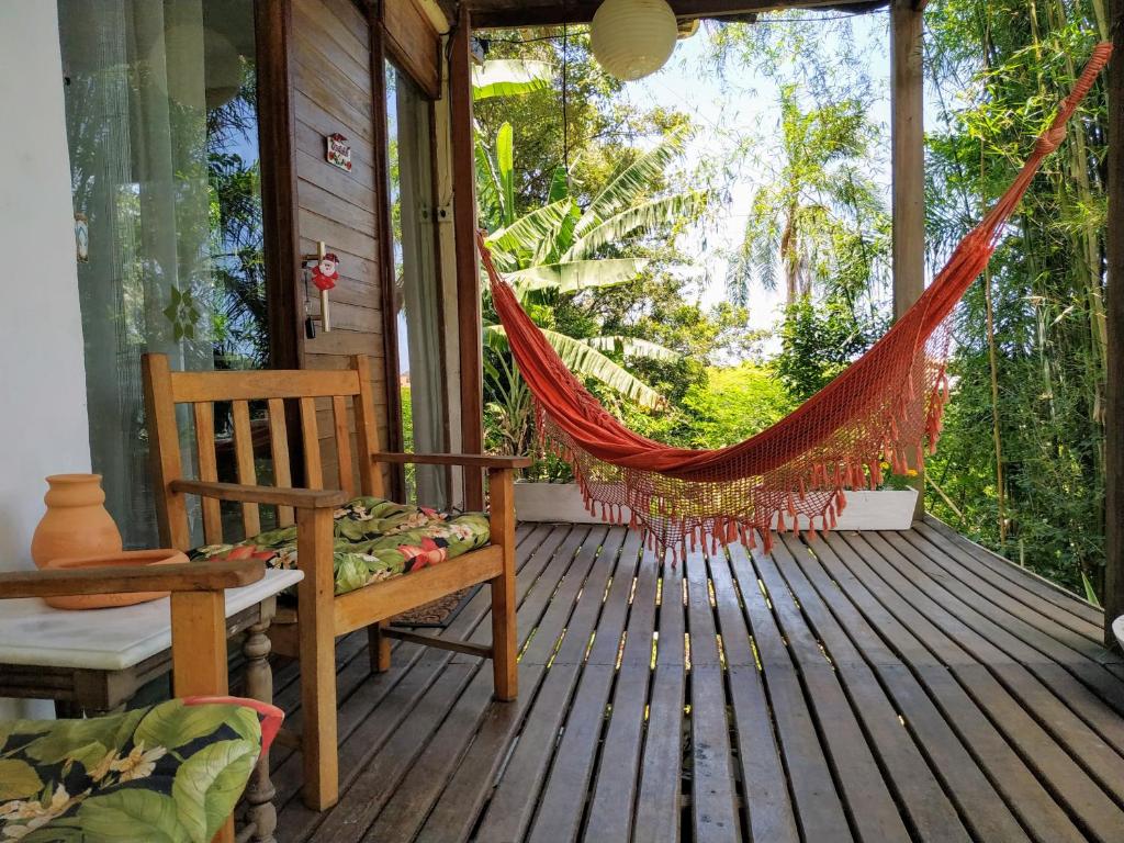 una hamaca en el porche de una casa en Tranquilidade e linda vista da lagoa, en Florianópolis