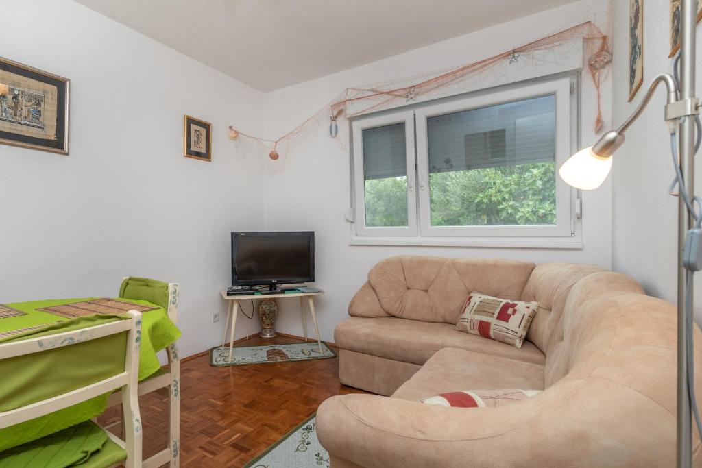 Televízia a/alebo spoločenská miestnosť v ubytovaní Apartment Radja