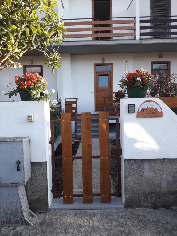 une porte en face d'une maison fleurie dans l'établissement Bella Civita, à Bagnoregio