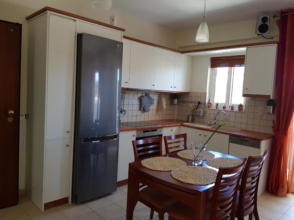 Kuchyňa alebo kuchynka v ubytovaní 'Seaside Paradise' Elegant Apartment in Nea Makri