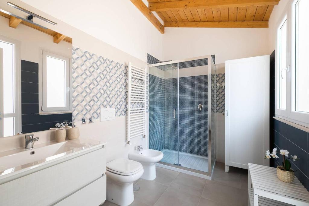 a bathroom with a toilet and a sink and a shower at Royal Piazza di Spagna in Rome