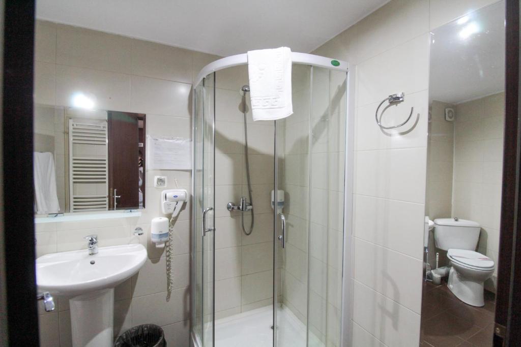 Koupelna v ubytování Hotel Razvan