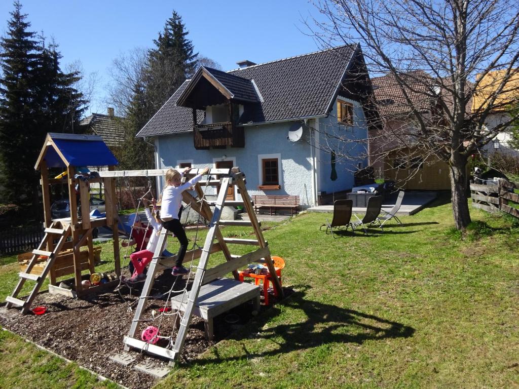 Plac zabaw dla dzieci w obiekcie Ferienhaus Huber