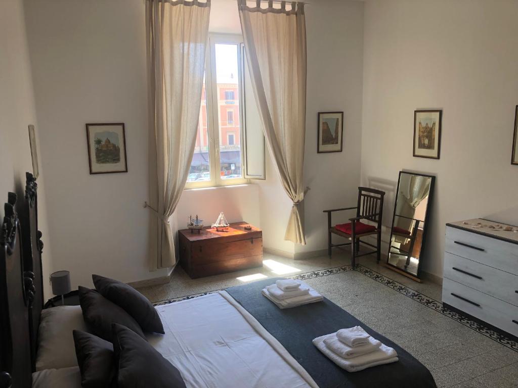 - une chambre avec un grand lit et une fenêtre dans l'établissement Central House Terracina, à Terracine