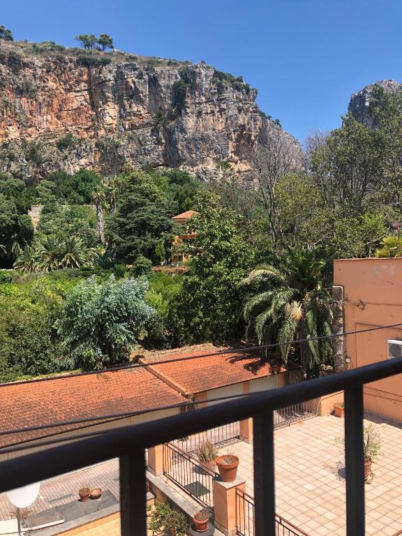 balkon z widokiem na góry w obiekcie Central House Terracina w mieście Terracina