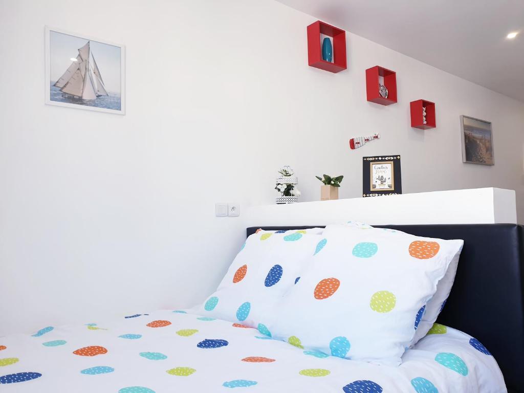 - une chambre avec un lit doté d'oreillers en peluche dans l'établissement All-In-One hyper centre La Rochelle, à La Rochelle