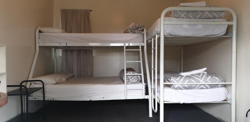 Postel nebo postele na pokoji v ubytování Camellia Court Family Motel