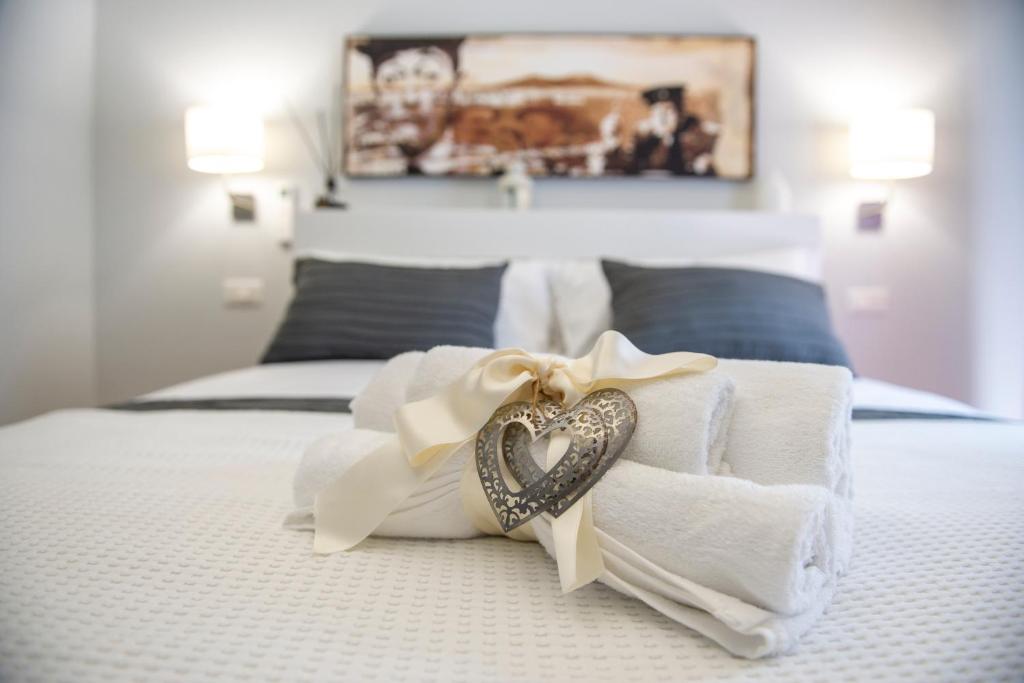 拿坡里的住宿－B&B Vesù，床上有心的一堆毛巾
