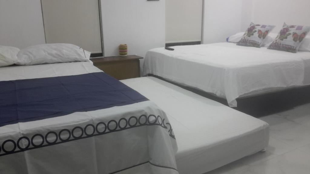 2 camas individuales en una habitación con 3 camas individuales que establece que en VILLA MORELI en Papare