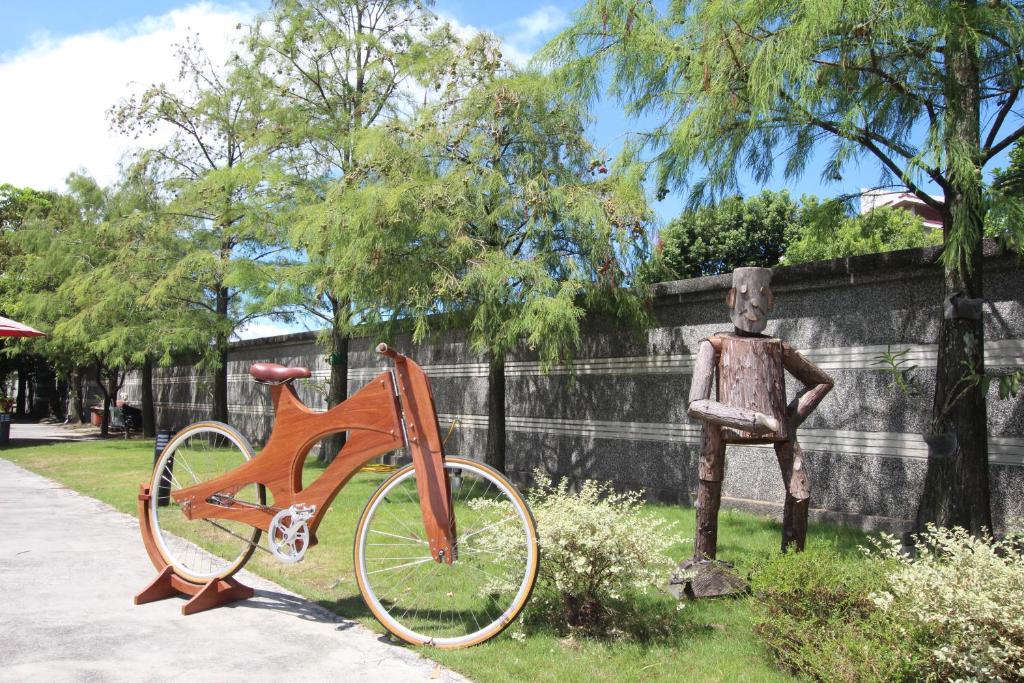 a sculpture of a bike next to a statue at Yilan Pine Villa Homestay in Luodong