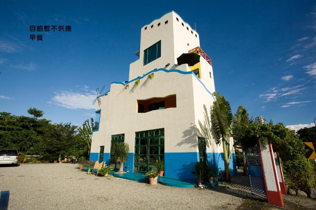 a building with a blue and white at 布拉諾城堡 in Taitung City