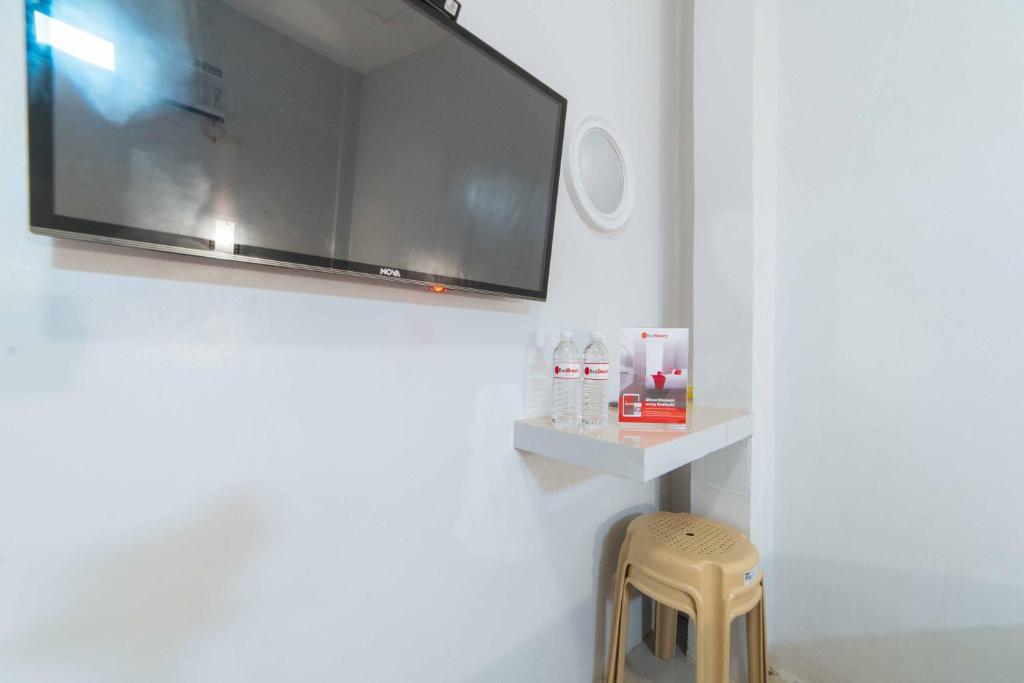TV a/nebo společenská místnost v ubytování RedDoorz at San Antonio Binan Laguna