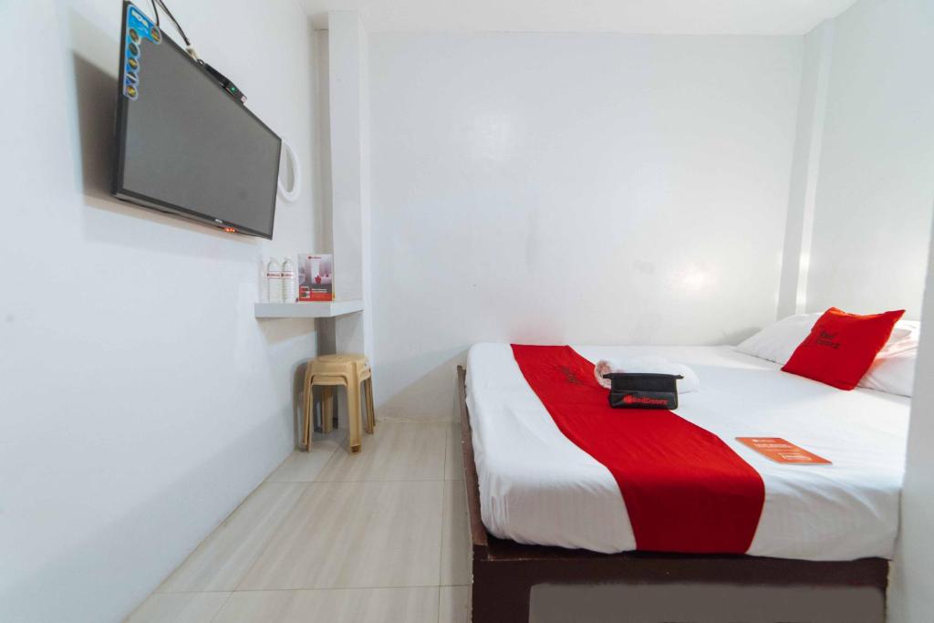 Postel nebo postele na pokoji v ubytování RedDoorz at San Antonio Binan Laguna