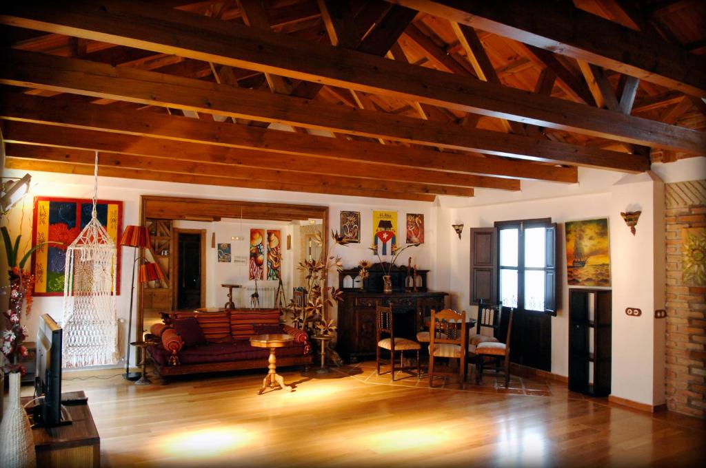 uma sala de estar com um sofá e uma mesa em Pensión Alfin em Granada