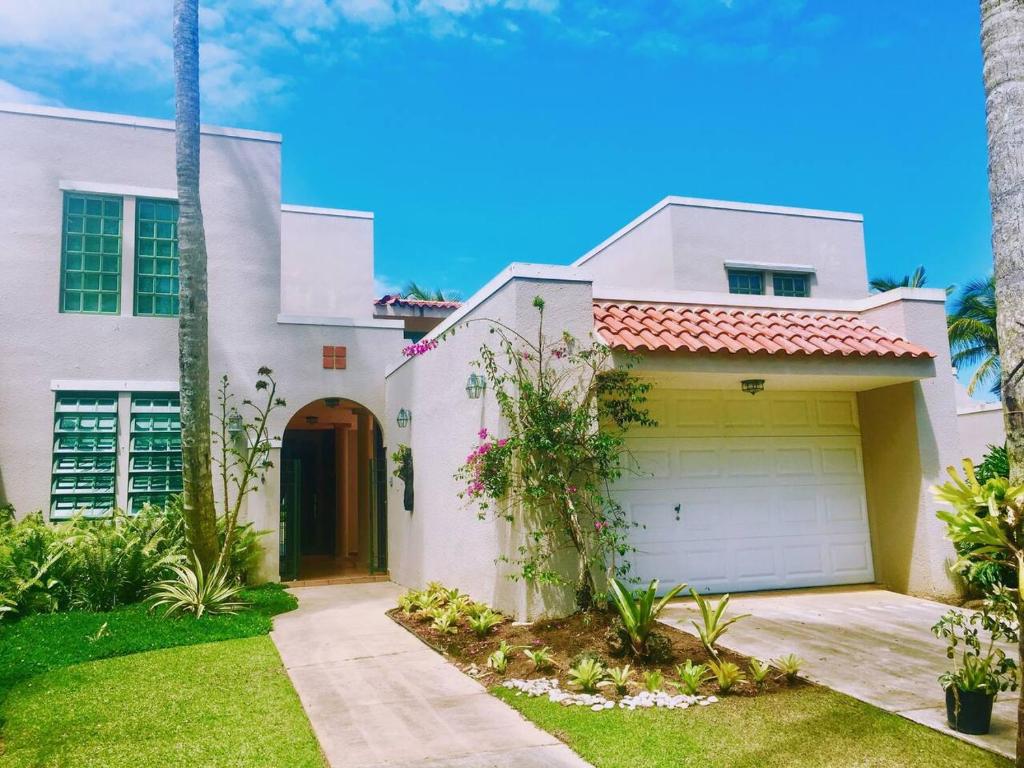 Фото Villa Coral Reef- 4BR With Community Pool Overlooking Ocean