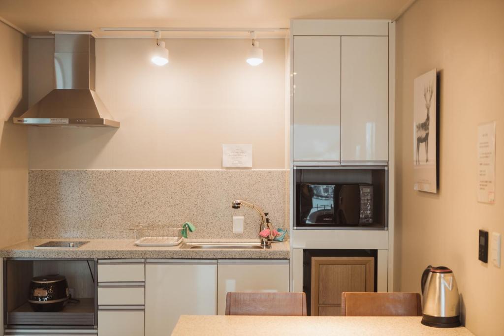 Kuchyň nebo kuchyňský kout v ubytování Lium Spa Hostel