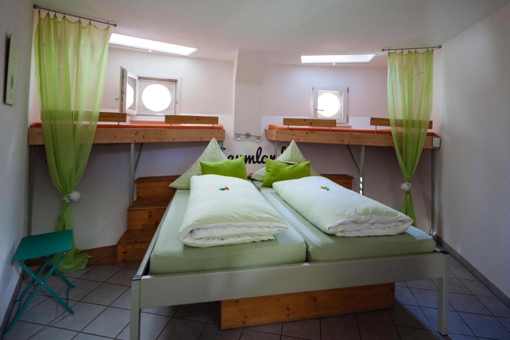 Postel nebo postele na pokoji v ubytování Bergwerksilo Herznach