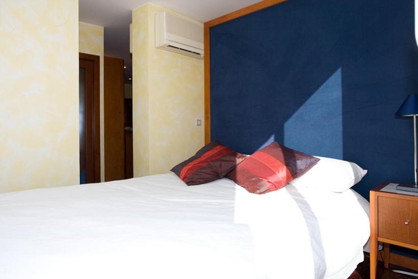 A bed or beds in a room at Gaudi Views Apartment