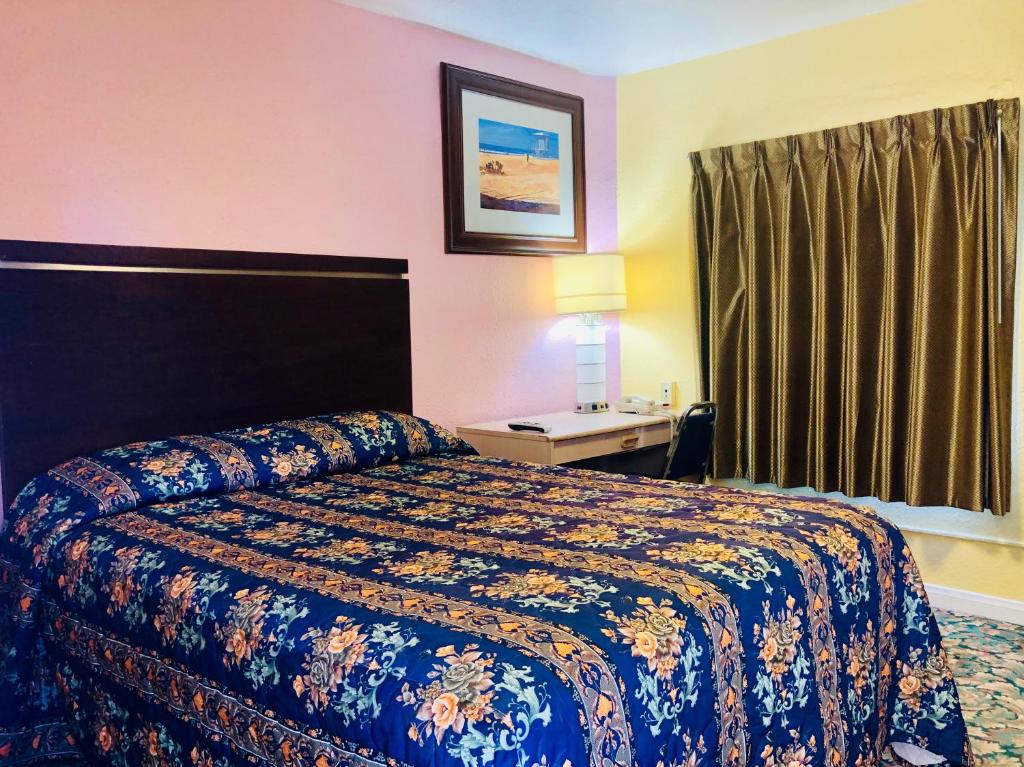 Un pat sau paturi într-o cameră la Griffith Park Motel, in Los Angeles Hollywood Area