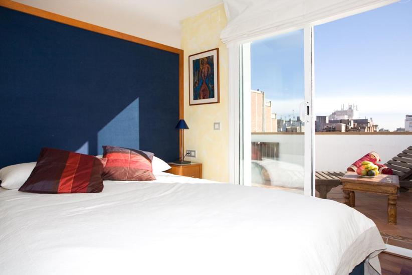A bed or beds in a room at Gaudi Views Apartment