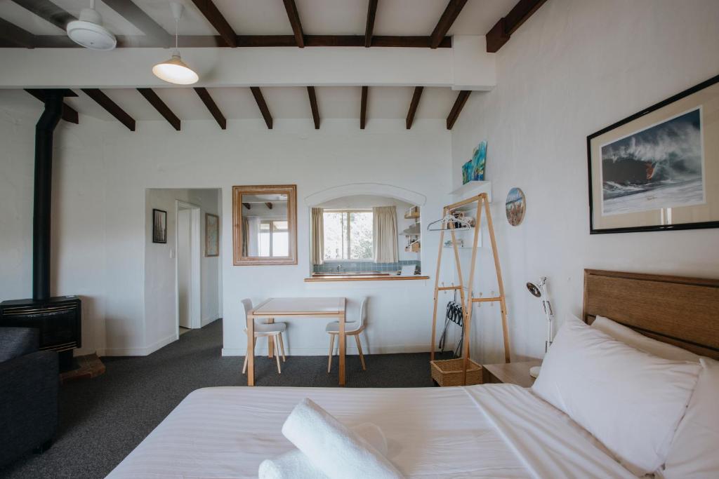 Postel nebo postele na pokoji v ubytování Canal Rocks Beachfront Apartments