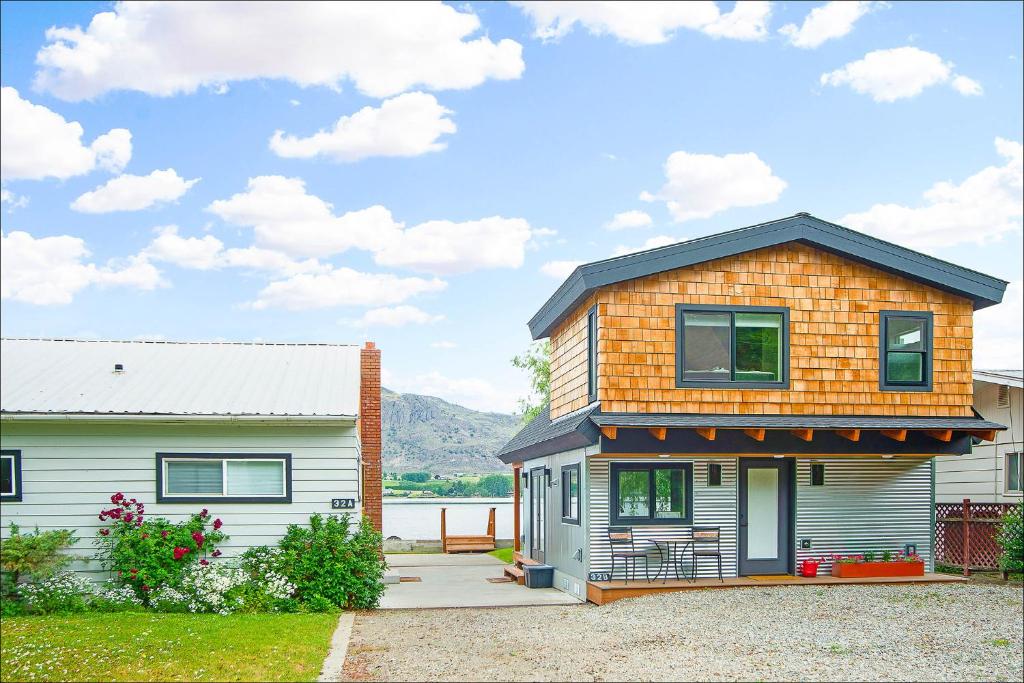 a brick house with a gambrel roof at Lake Level Cabin in Oroville