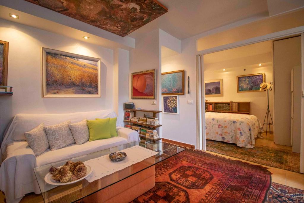 a living room with a couch and a bed at Casa Luminosa in Bocacangrejo