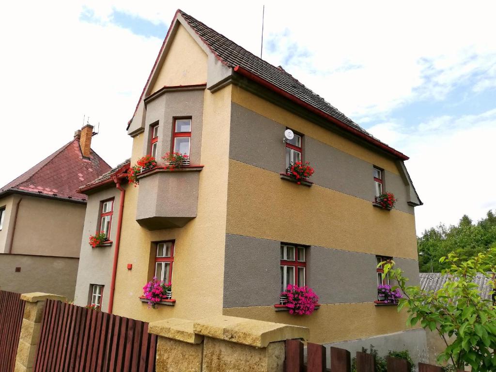 ein Haus mit Blumenkästen an der Seite in der Unterkunft Villa Oliva in Český Krumlov