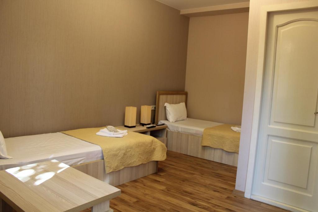 Postel nebo postele na pokoji v ubytování Emis Hotel