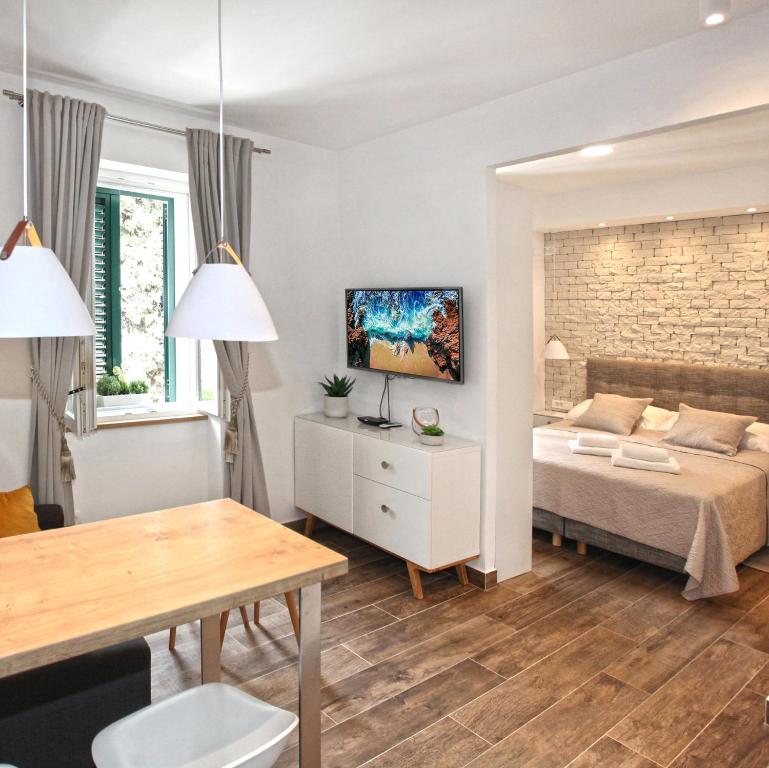 1 dormitorio con 1 cama y 1 mesa en una habitación en Apartments Tessera, en Split