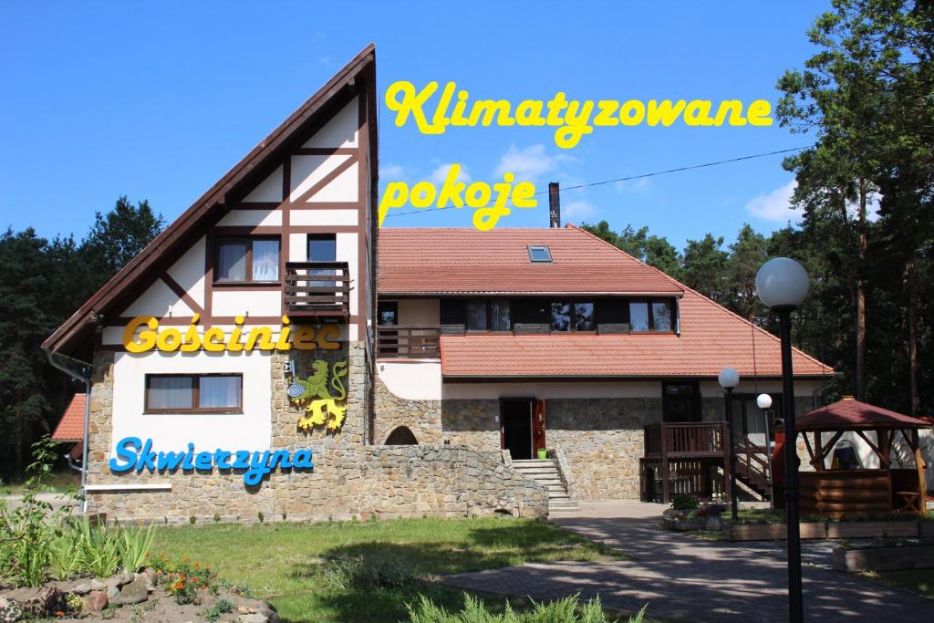 un bâtiment avec un panneau sur son côté dans l'établissement Gościniec Skwierzyna, à Skwierzyna