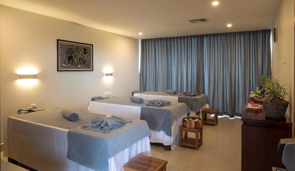 Postel nebo postele na pokoji v ubytování Mony Reach Angkor Hotel