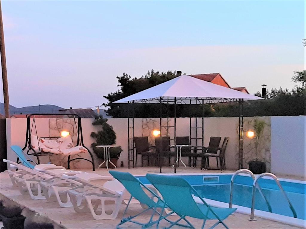 Basen w obiekcie Apartments"Nika" with private pool lub w pobliżu
